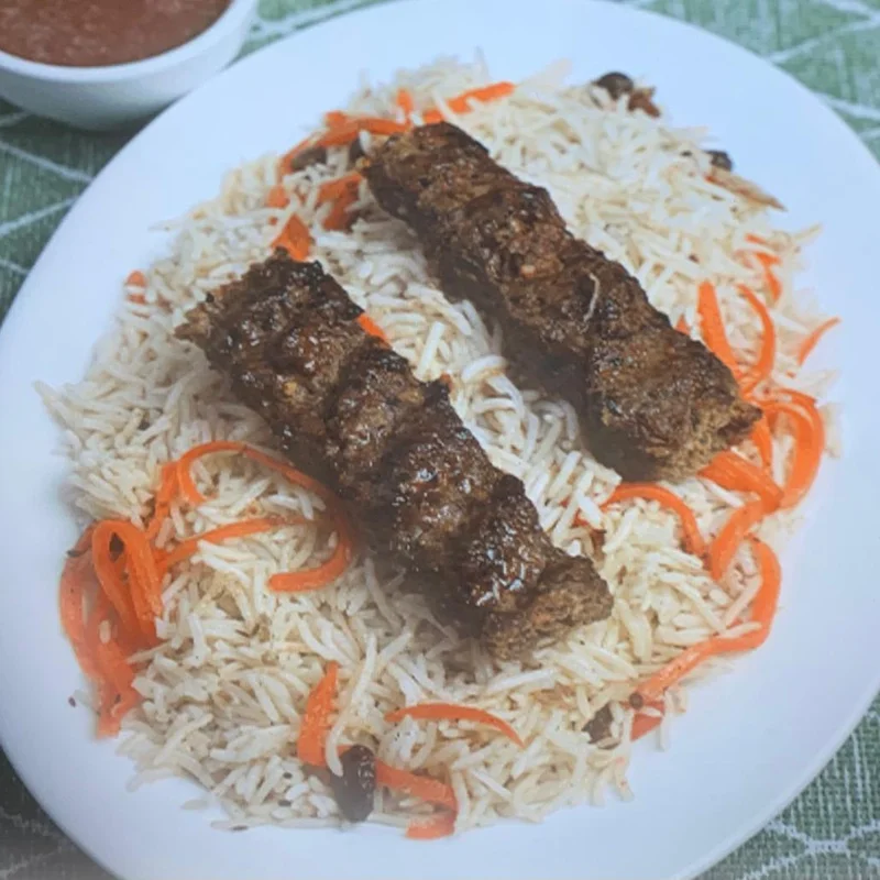 أرز مع كباب لحم بقري سيخ
